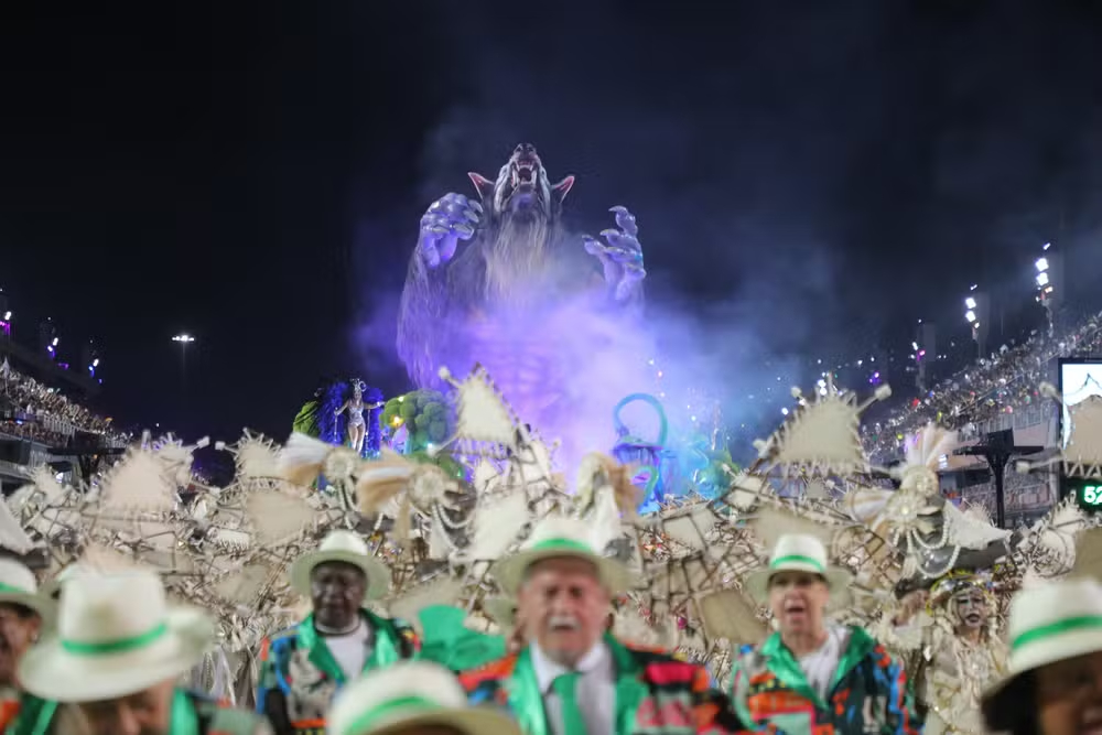 Lobisomem de 20 m da Imperatriz foi controlado por 13 profissionais de Parintins