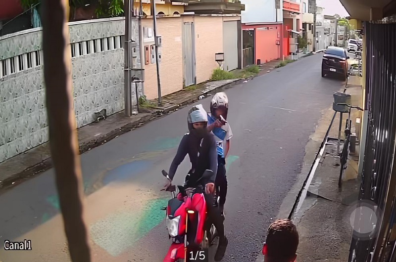 Vídeo: Dupla armada em moto sem placa assalta jovem em Manaus
