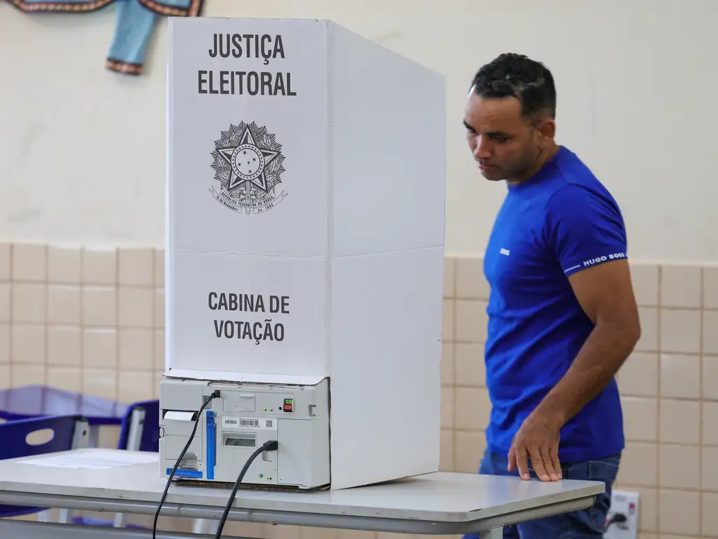 TRE-AM recebe orientação sobre horário de votação; transporte público está garantido