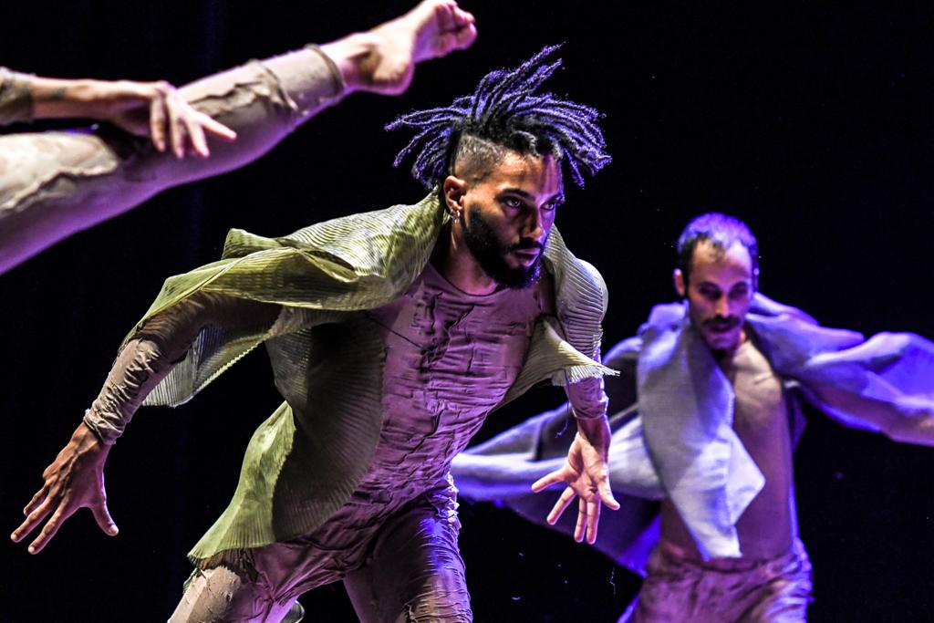 Quasar Cia de Dança apresenta ‘Menos da Metade’ no Teatro Amazonas