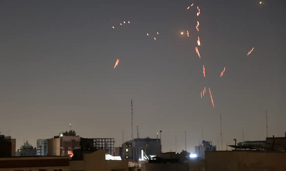 Embaixada começa a identificar brasileiros que querem deixar Israel