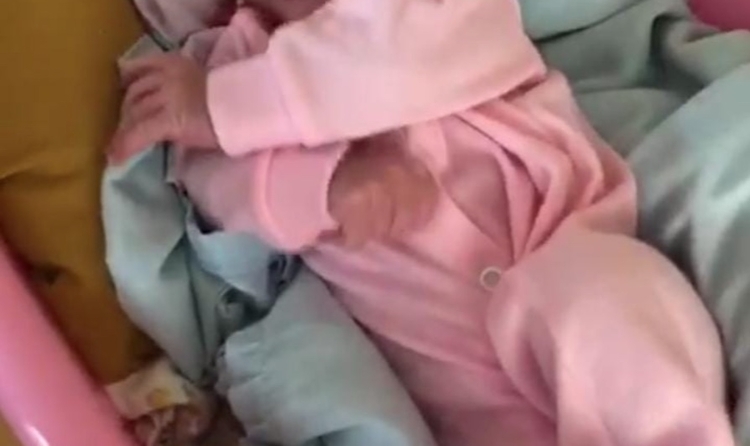 Recém-nascida é abandonada em calçada de Manaus