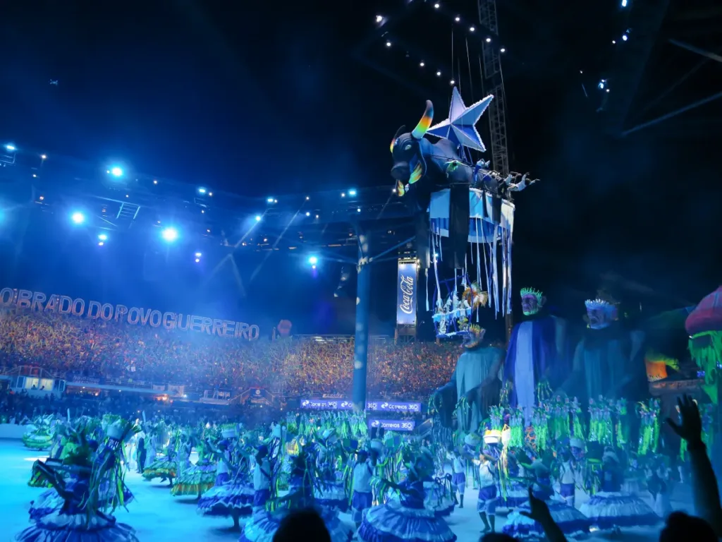 Juiz mantém uso de guindastes no Festival de Parintins 2025