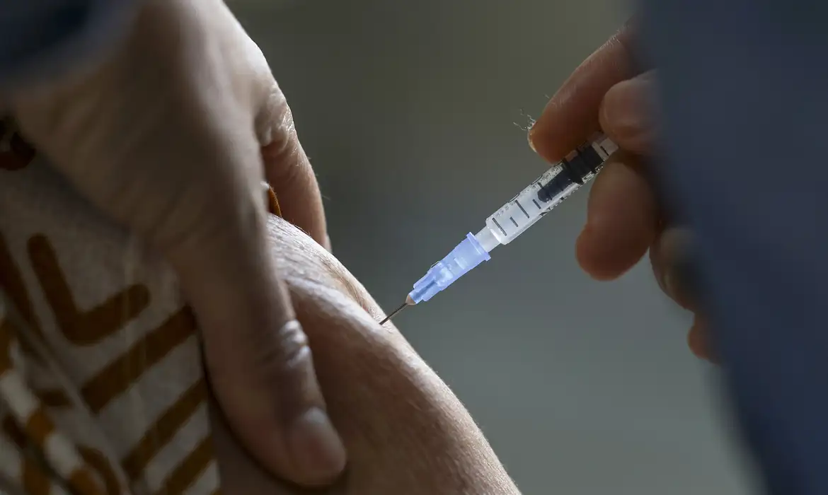 Fiocruz oferece vacinas para crianças e adultos neste sábado