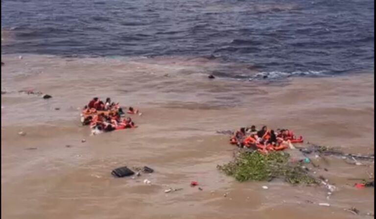 Vídeos: lancha naufraga no Encontro das Águas e mobiliza resgate