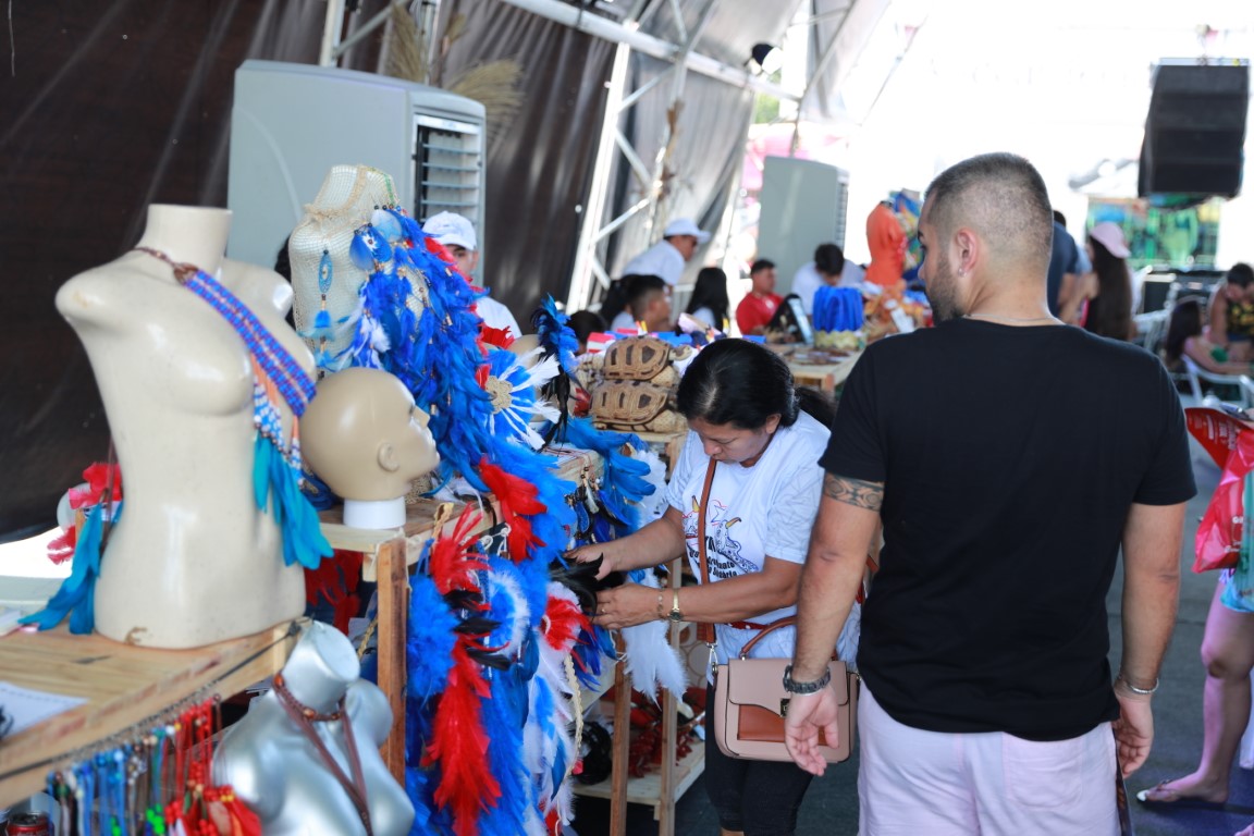 Acessórios valorizam a cultura, os artesãos e a economia local para o Festival de Parintins