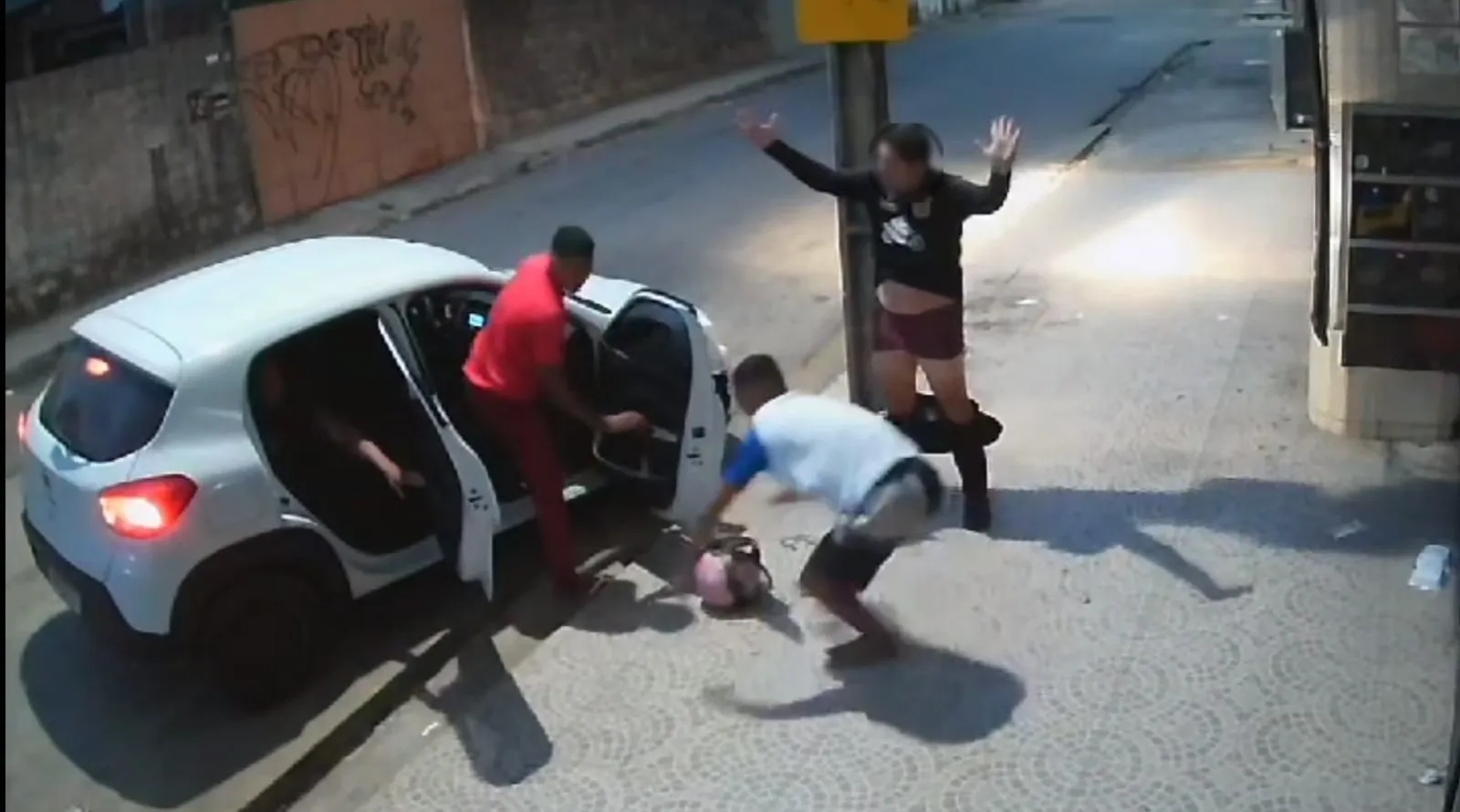 Vídeo: Assaltantes atropelam vítima e a obrigam a ficar de cueca