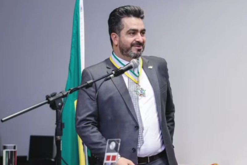 Pré-candidato a presidente promete dar iPhone e internet grátis