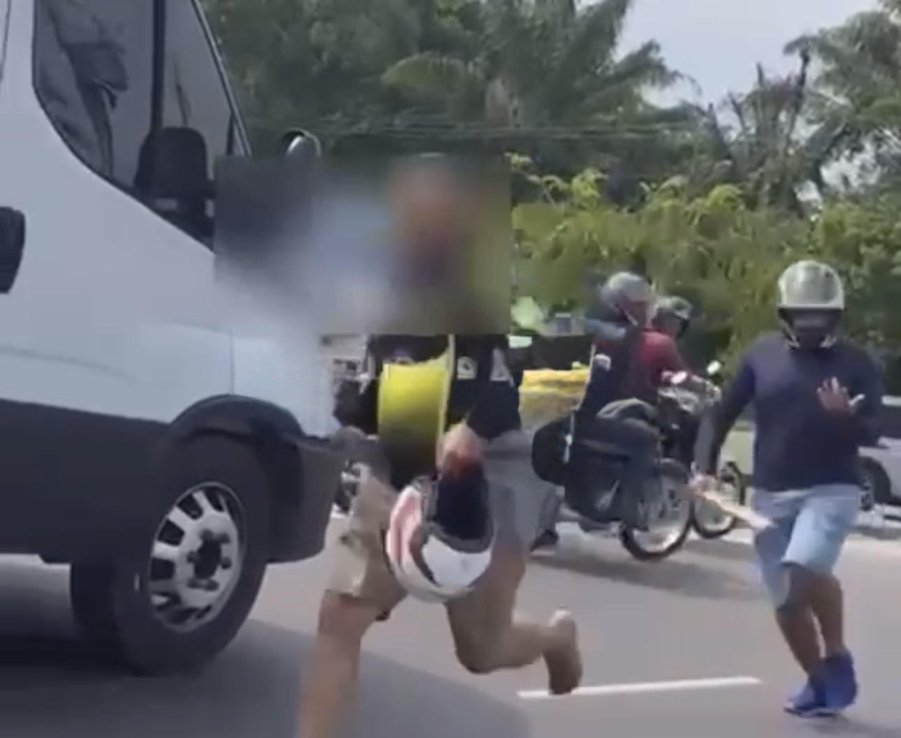 Vídeo: Motociclistas se envolvem em briga no meio da Avenida Efigênio Salles, em Manaus