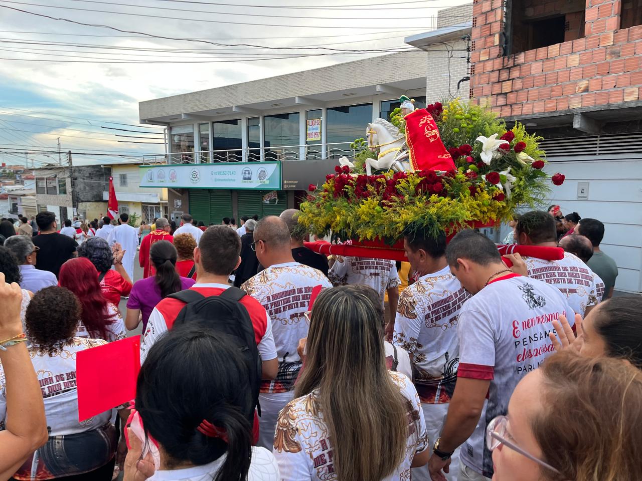 Devotos de São Jorge em Manaus seguem procissão em louvor ao Santo Guerreiro