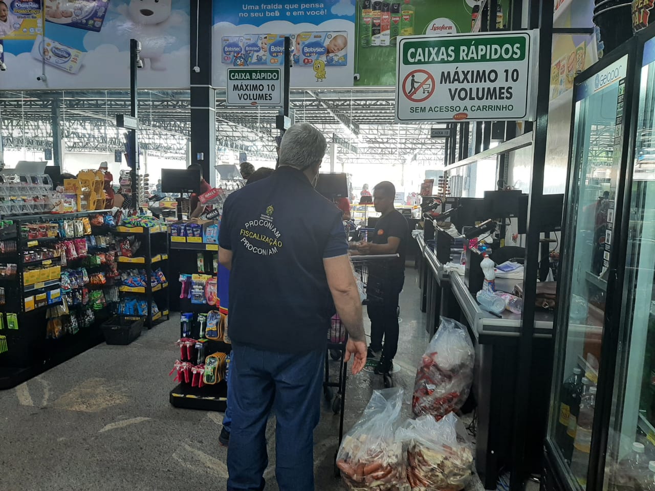 Supermercado em Manaus é autuado por vender produtos impróprios para o consumo