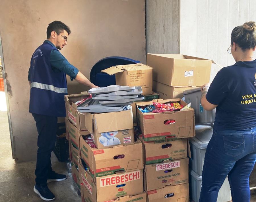 Visa Manaus apreende cinco toneladas de alimentos em armazém