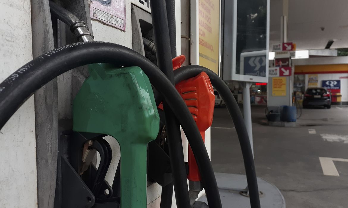 Governo adia retirada de subsídio da gasolina após incertezas no Irã