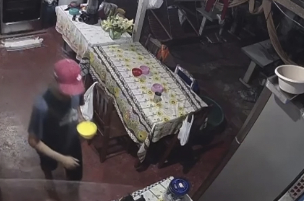 Vídeo: Durante furto em Manacapuru, ladrão faz mingau na cozinha para matar fome