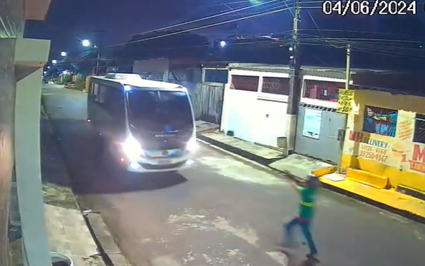 Vídeo: criminosos atiram em ônibus de rota durante tentativa de assalto