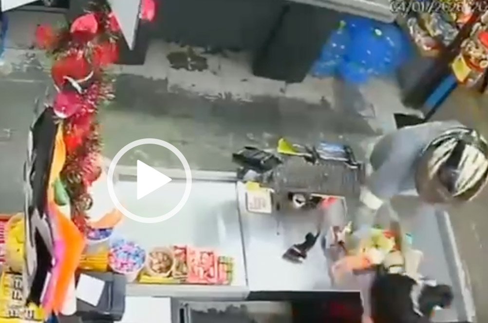 Vídeo: Câmera mostra assalto em supermercado com criança em meio à ação