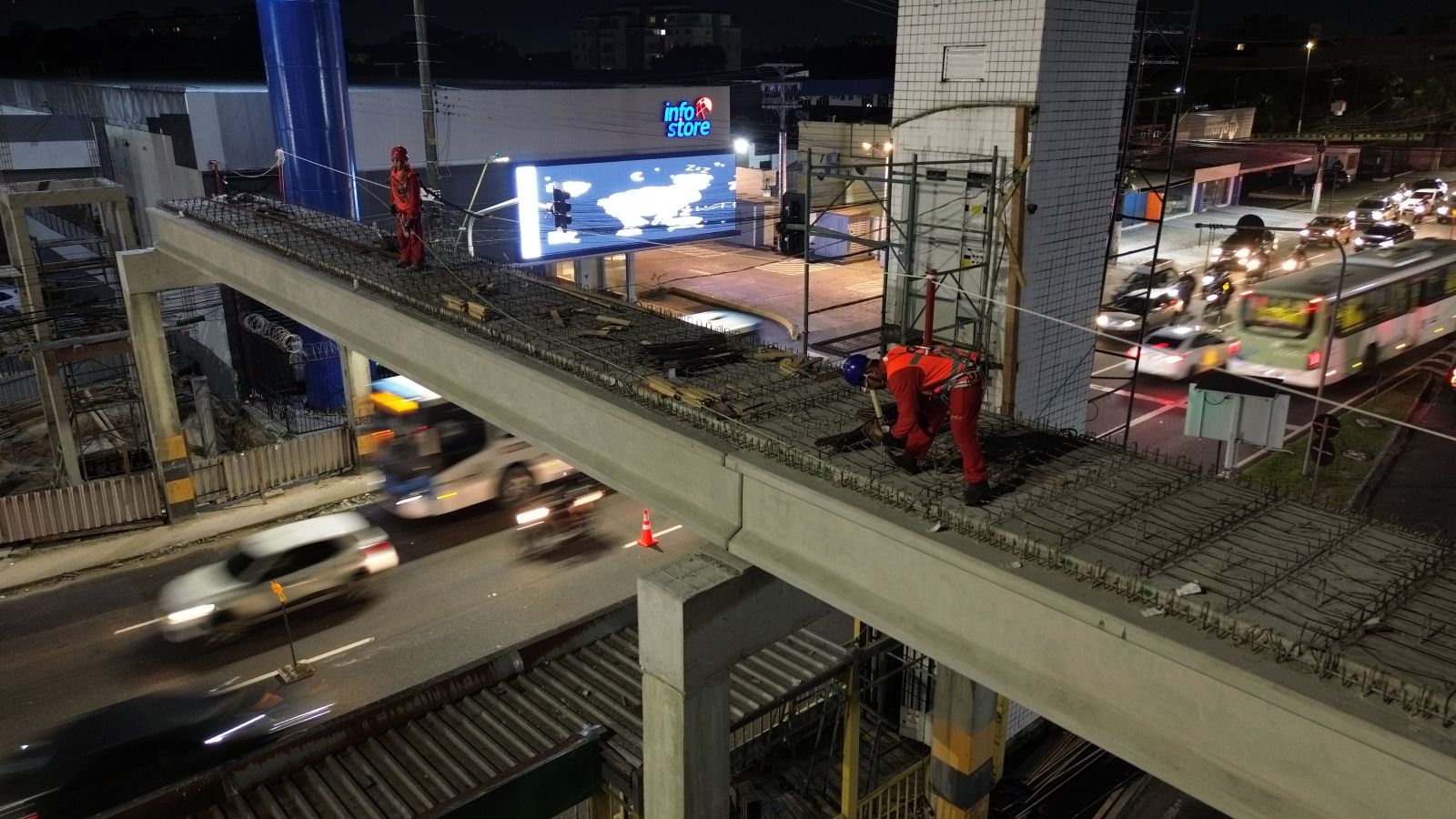 Prefeitura avança na reconstrução da passarela da Torquato Tapajós com obras noturnas
