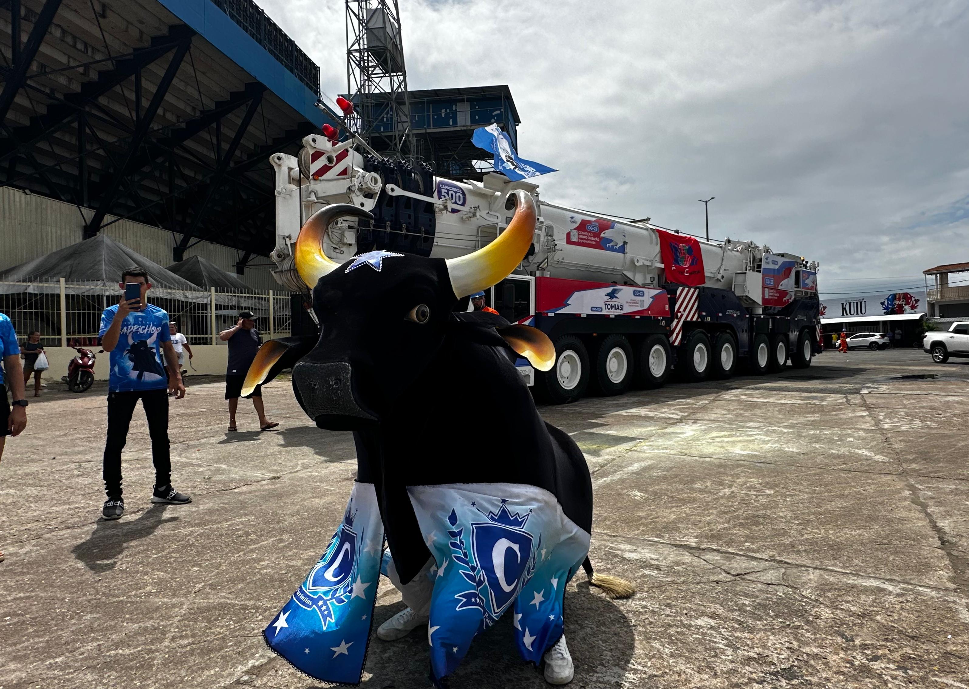 Guindaste AC 500 Terex desembarca em Parintins para montagem das alegorias do Caprichoso