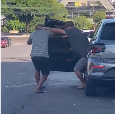 Vídeo: idoso é vítima de golpe e agredido na saída de banco na Cachoeirinha
