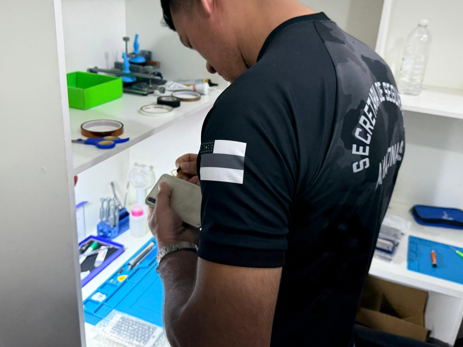 Homem é preso por vender e desbloquear celulares com restrição de roubo em Manaus