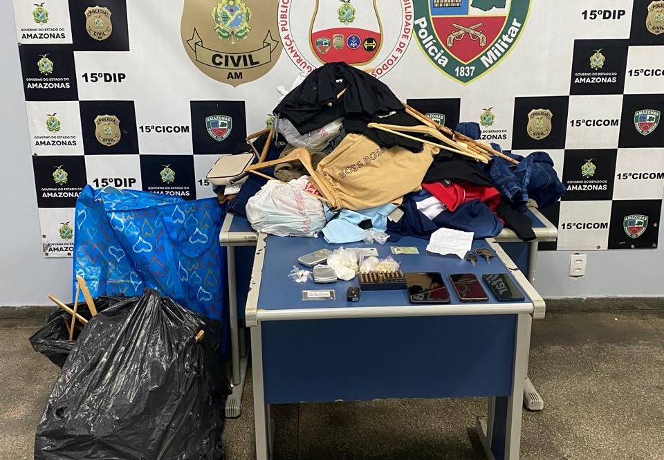 Dupla é presa com porções de crack, munições e um carregador de pistola