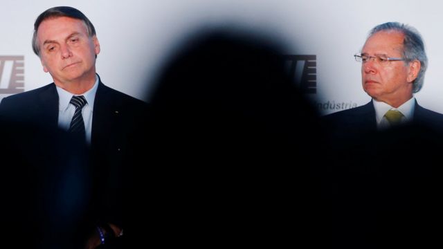 Bolsonaro culpa Paulo Guedes após Lula baixar preço do botijão de gás