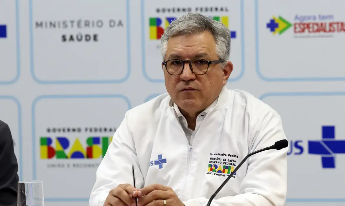 Padilha critica cancelamento de vistos e defende o programa Mais Médicos