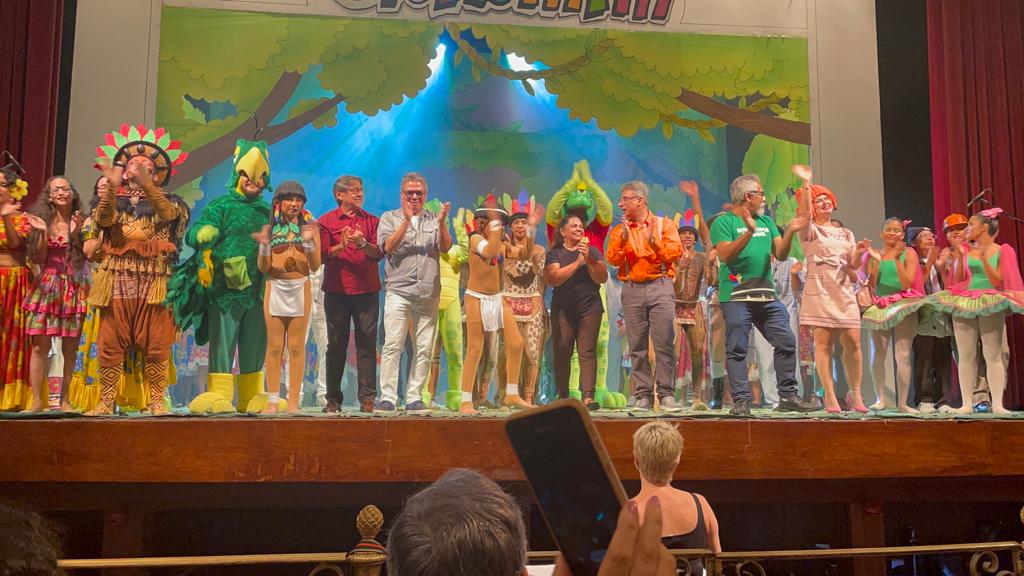 Espetáculo  100% amazonense, Curumim “O Último Herói da Amazônia” leva uma multidão ao Teatro Amazonas