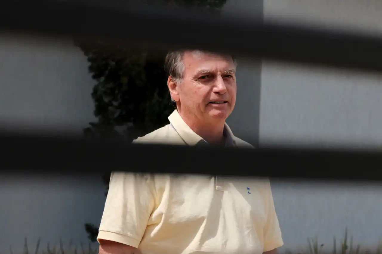 PF faz buscas na casa de Bolsonaro à procura de armas