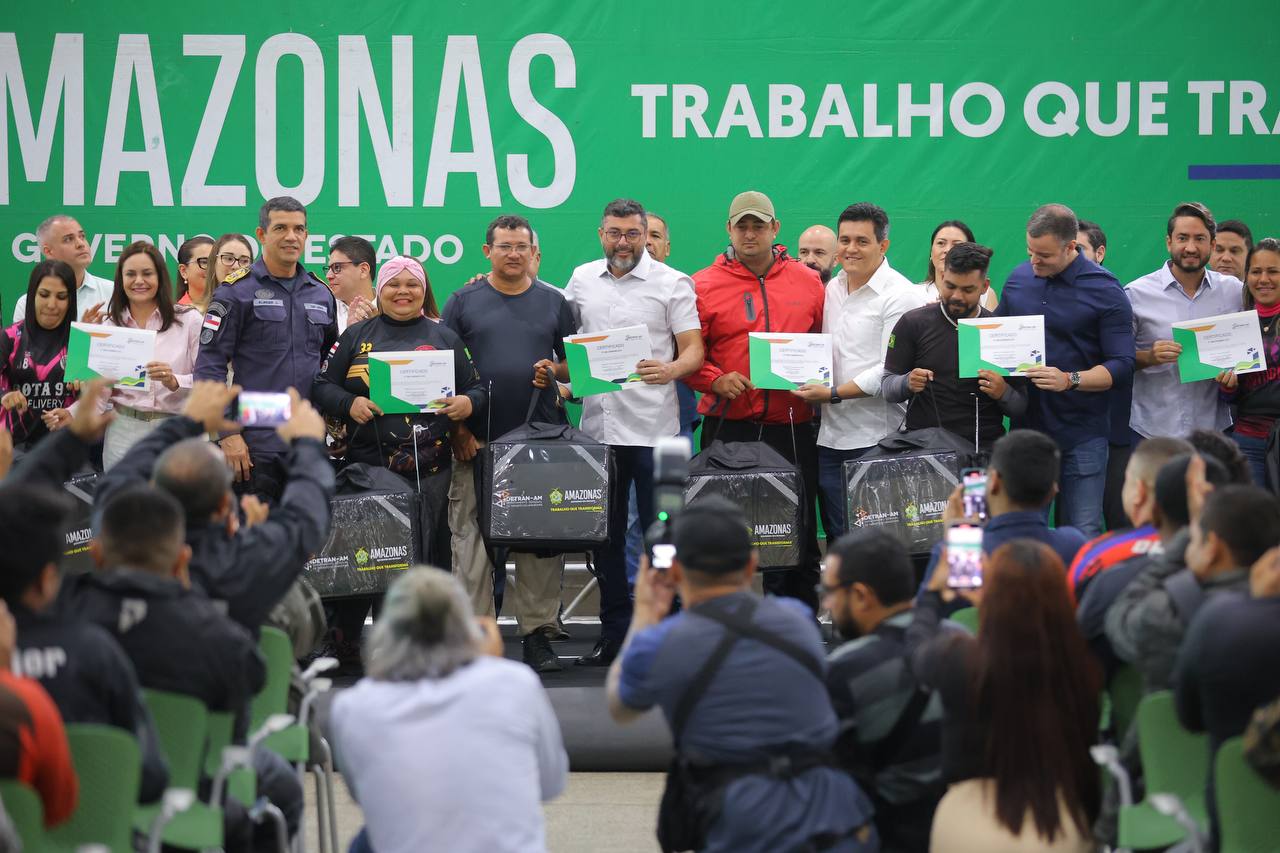 Wilson Lima entrega kits para motofretistas e lança plataforma de cursos de trânsito EaD