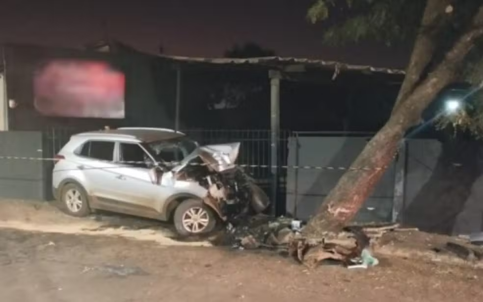 Filha adolescente de vereador morre após bater carro do pai contra árvore
