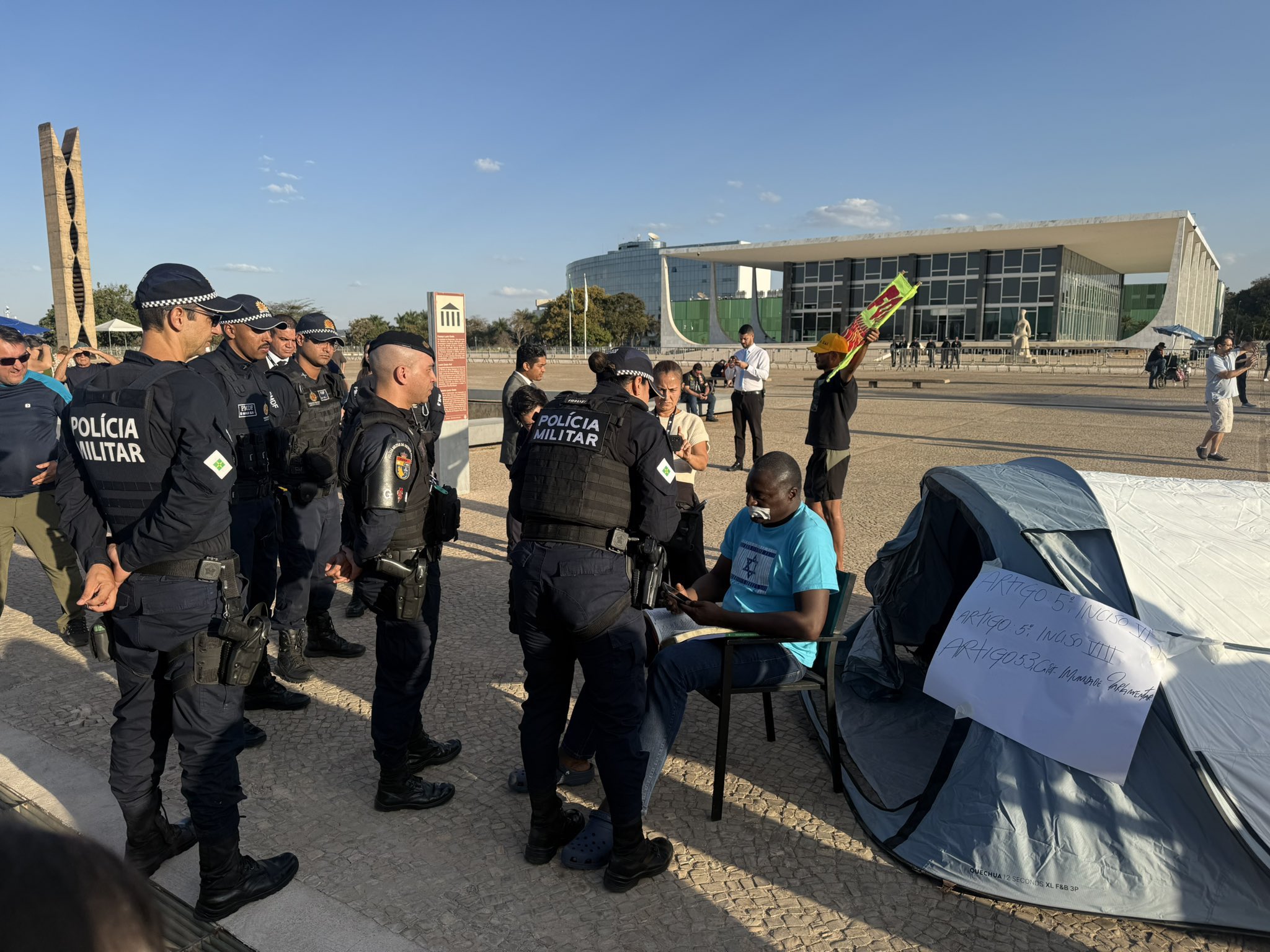 Vídeo: Moraes manda retirar deputados de acampamento em frente ao STF
