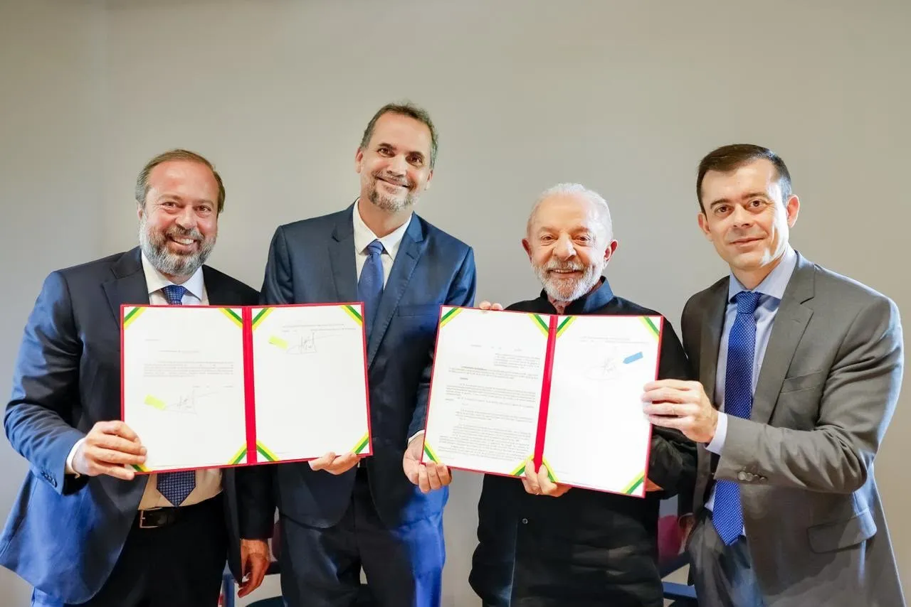 Lula assina decretos que ampliam a redução de imposto da gasolina