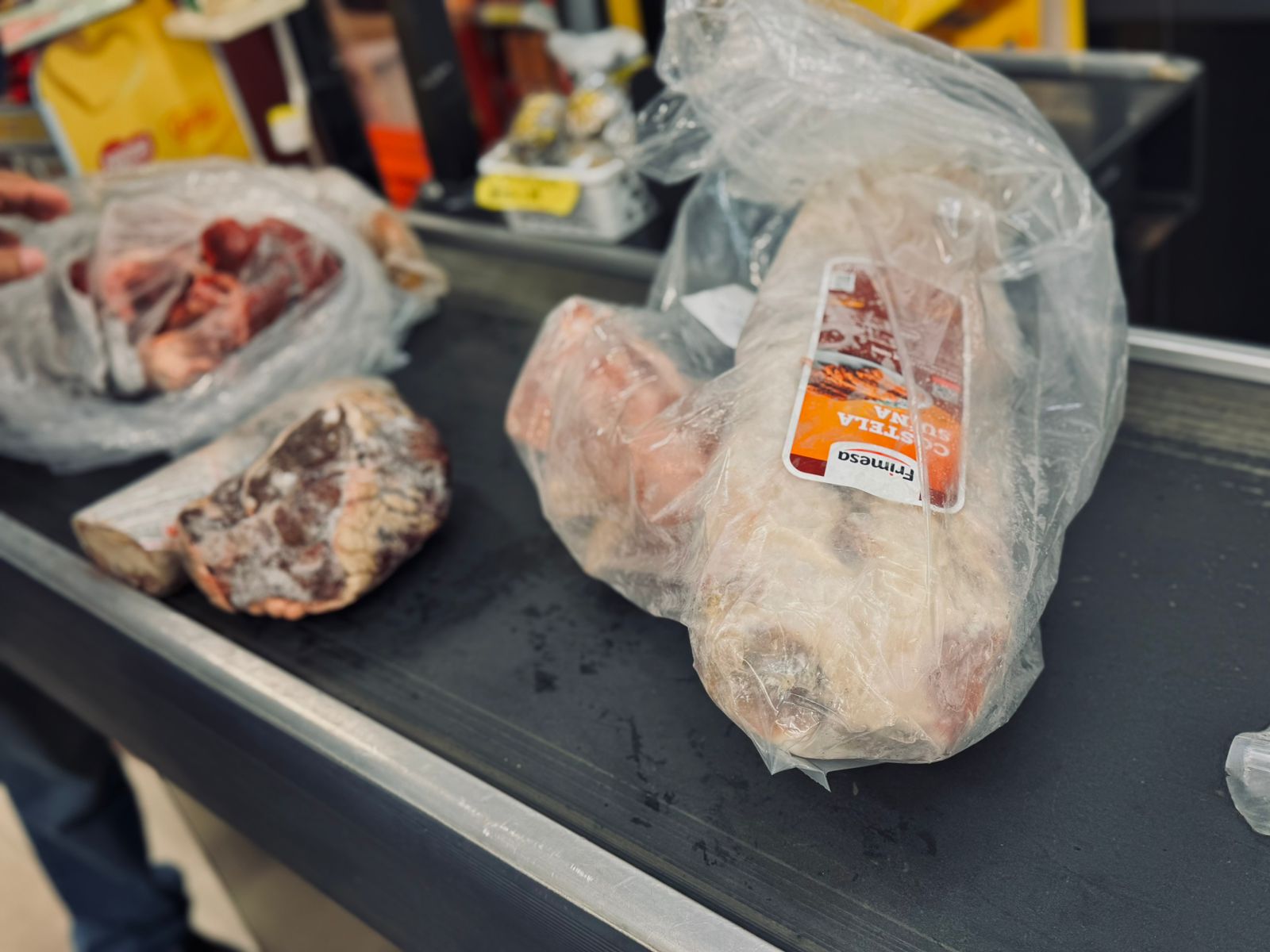 Procon-AM apreende 25 kg de alimentos impróprios em fiscalização na Cidade Nova