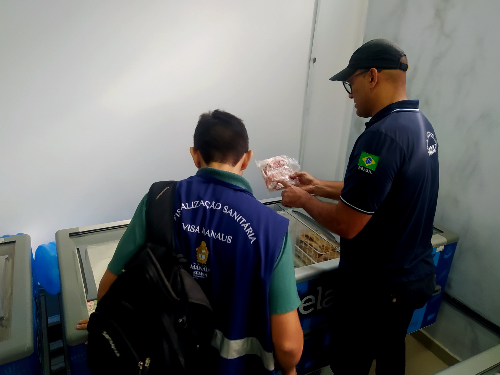 Visa Manaus apreende 150 quilos de pescado irregular em estabelecimento