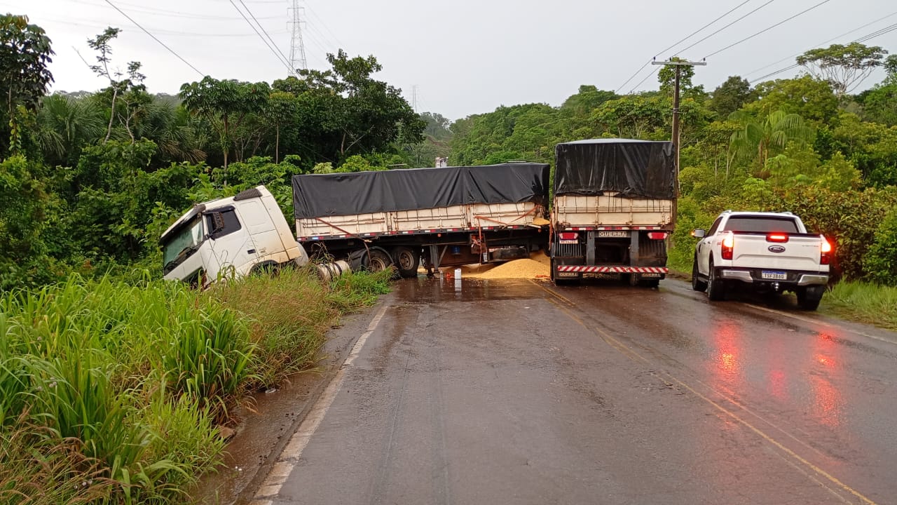 Vídeos: Caminhão carregado de milho bloqueia BR-174 em Presidente Figueiredo