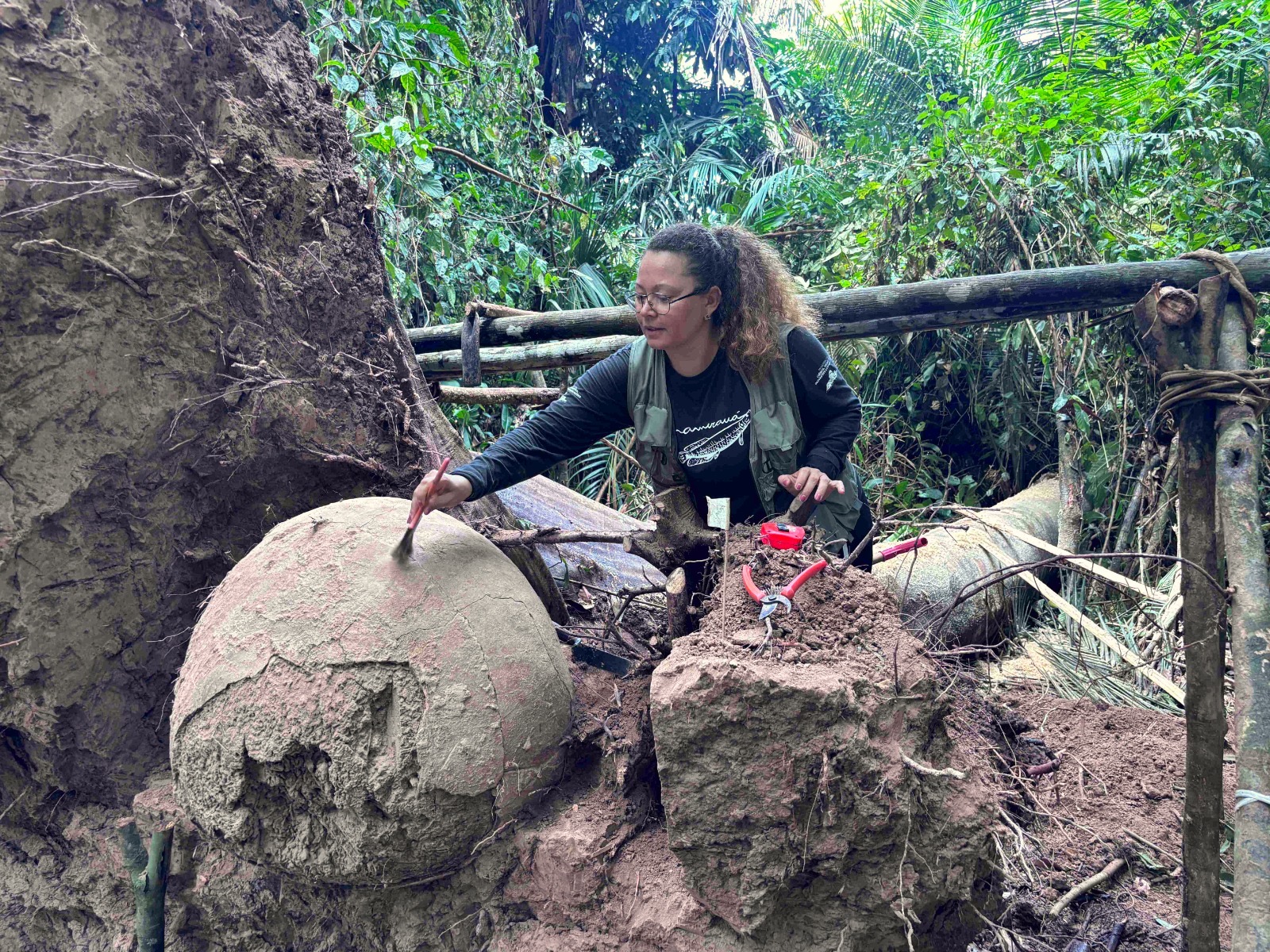 Urnas funerárias milenares são descobertas no interior do Amazonas
