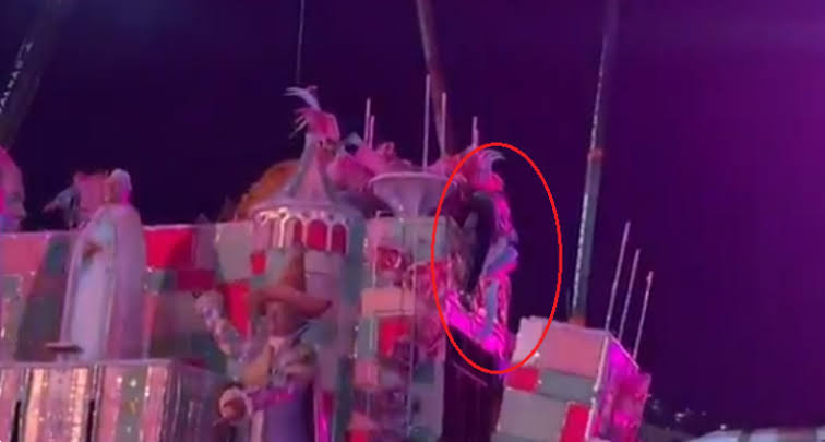 Mulheres ficam feridas após caírem de carro alegórico da Mangueira