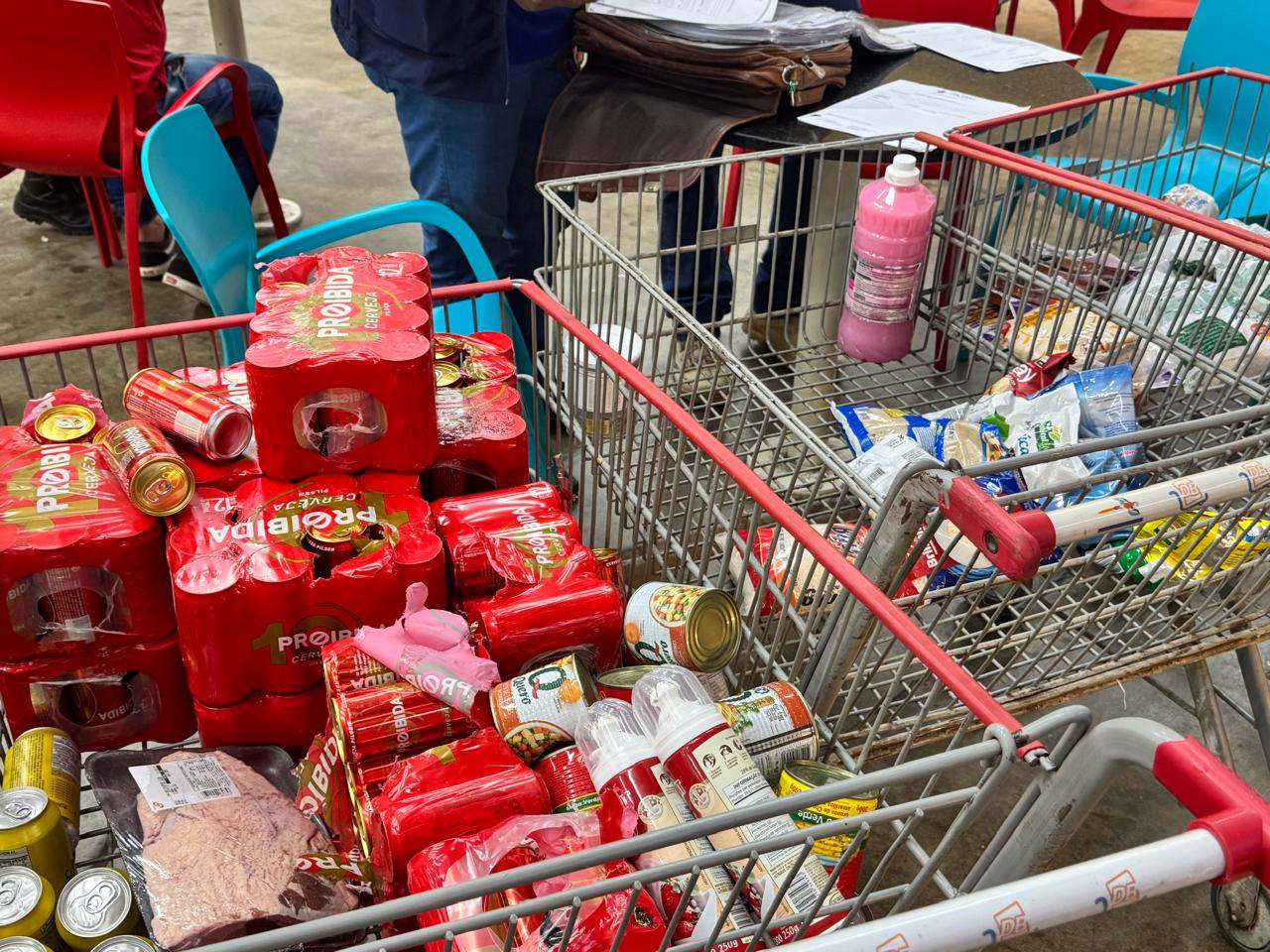 Procon-AM apreende e descarta 207 produtos impróprios em supermercado da zona leste