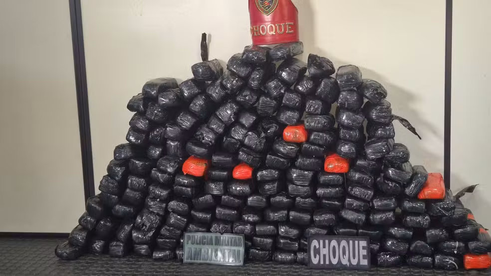 Vídeo: Base Arpão apreende 90 kg de pasta base de cocaína em embarcação
