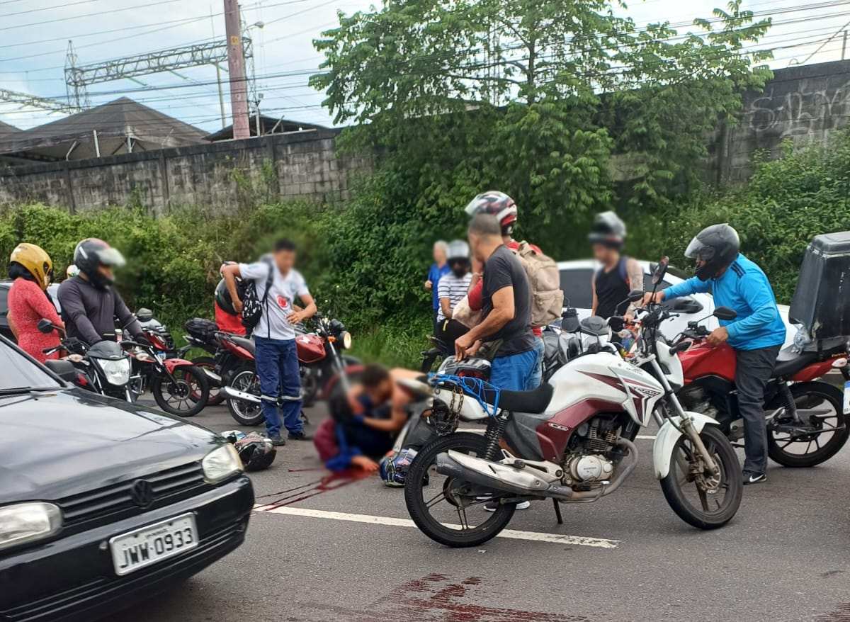 Duas pessoas ficam gravemente feridas em acidente de moto na Av. das Torres