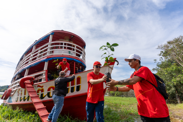 Atem e Barco Escola Tree Earth promovem ação de reflorestamento em comunidade do AM
