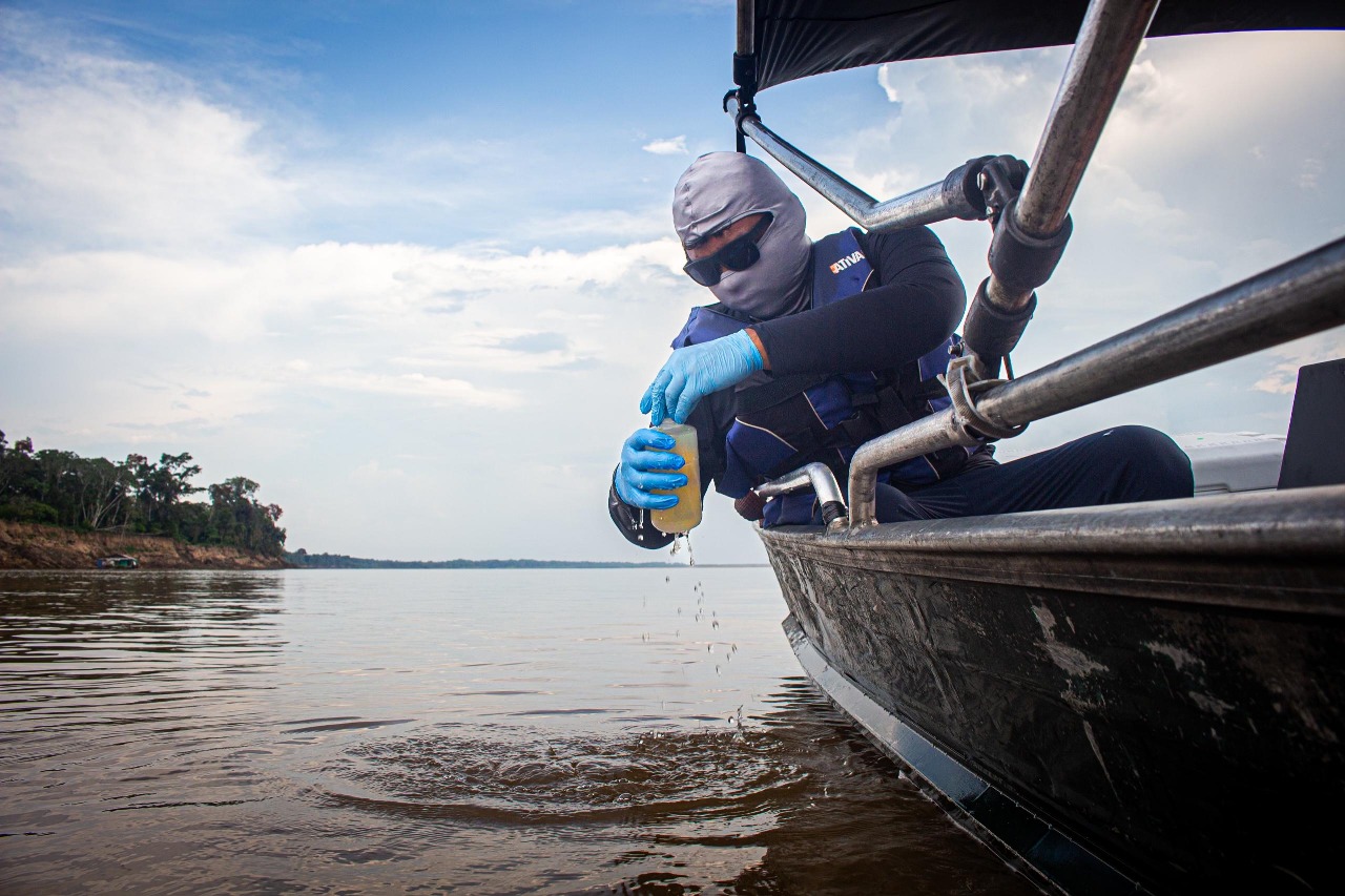 UEA lidera expedição científica para monitorar qualidade da água no rio Madeira