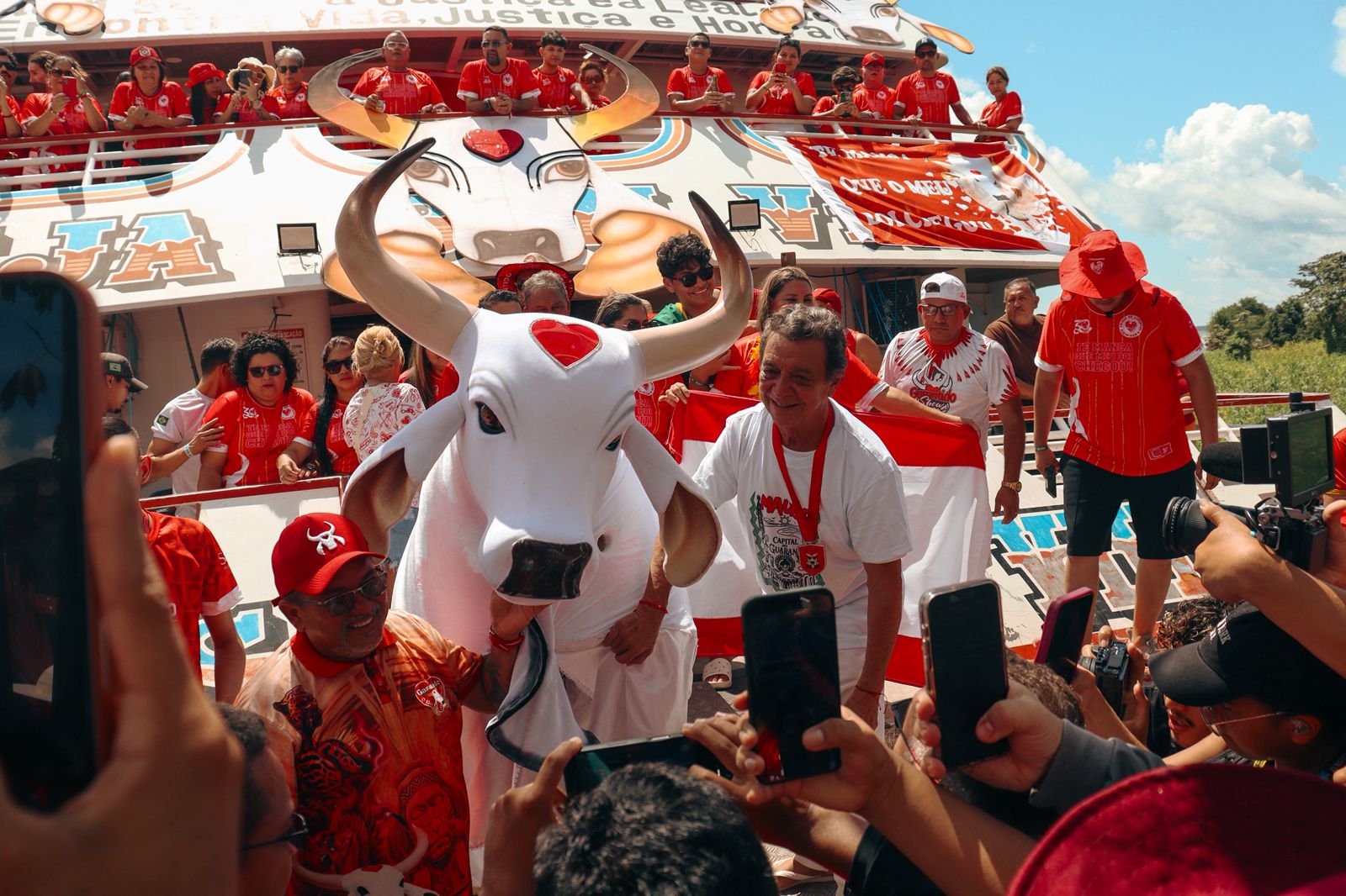 Caravana do MAG desembarca na Ilha da Magia e reforça a torcida do Garantido