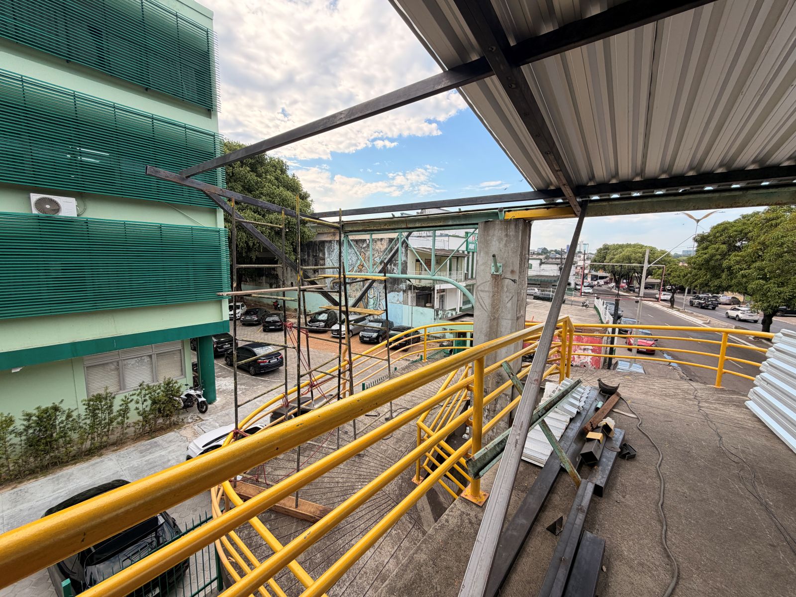 Prefeitura de Manaus avança na modernização da passarela da avenida Carvalho Leal