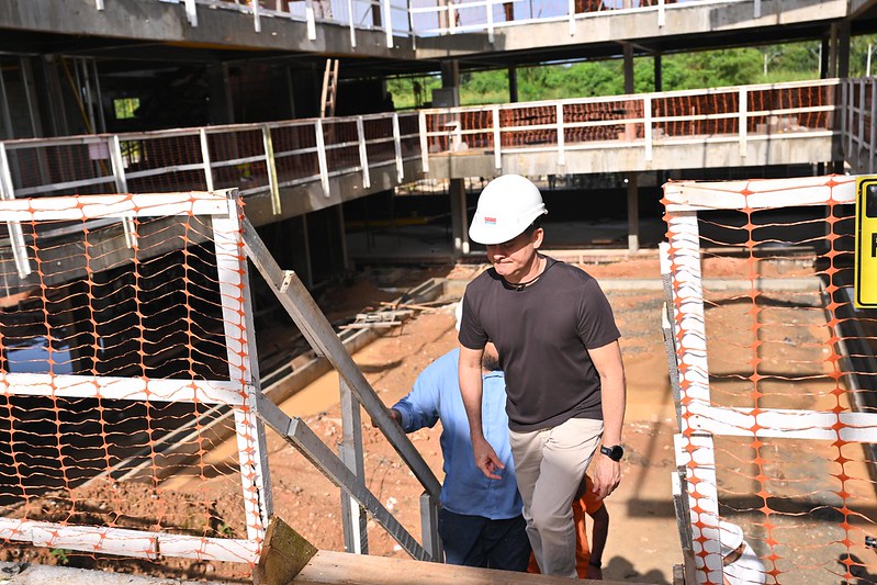 David Almeida vistoria obras de novas Unidades de Saúde na zona Oeste de Manaus