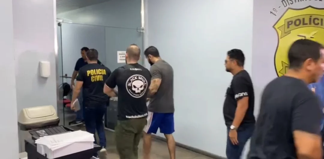 Bruno e Hatus chegam em delegacia e não falam com os jornalistas