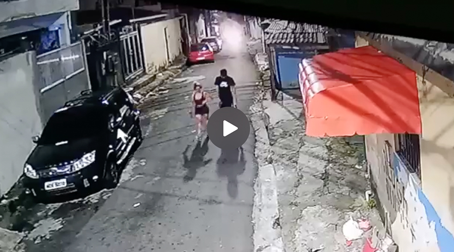 Vídeo: Homem abandona mulher em assalto e corre