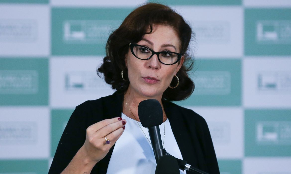 Zambelli pede ao STF salvo-conduto para vir ao Brasil votar na mãe