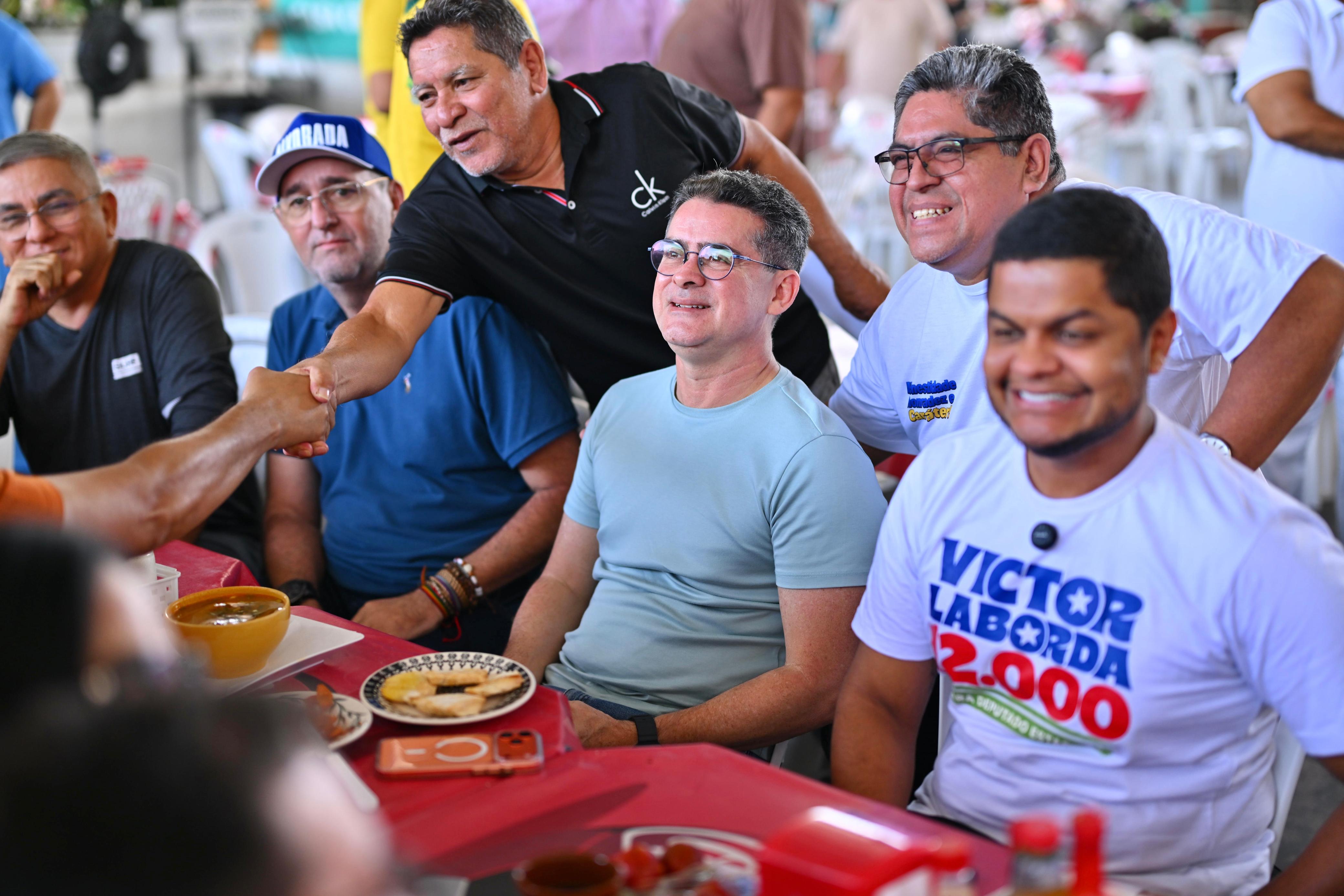 David visita o Alvorada e relembra investimentos na saúde, educação, feiras e infraestrutura